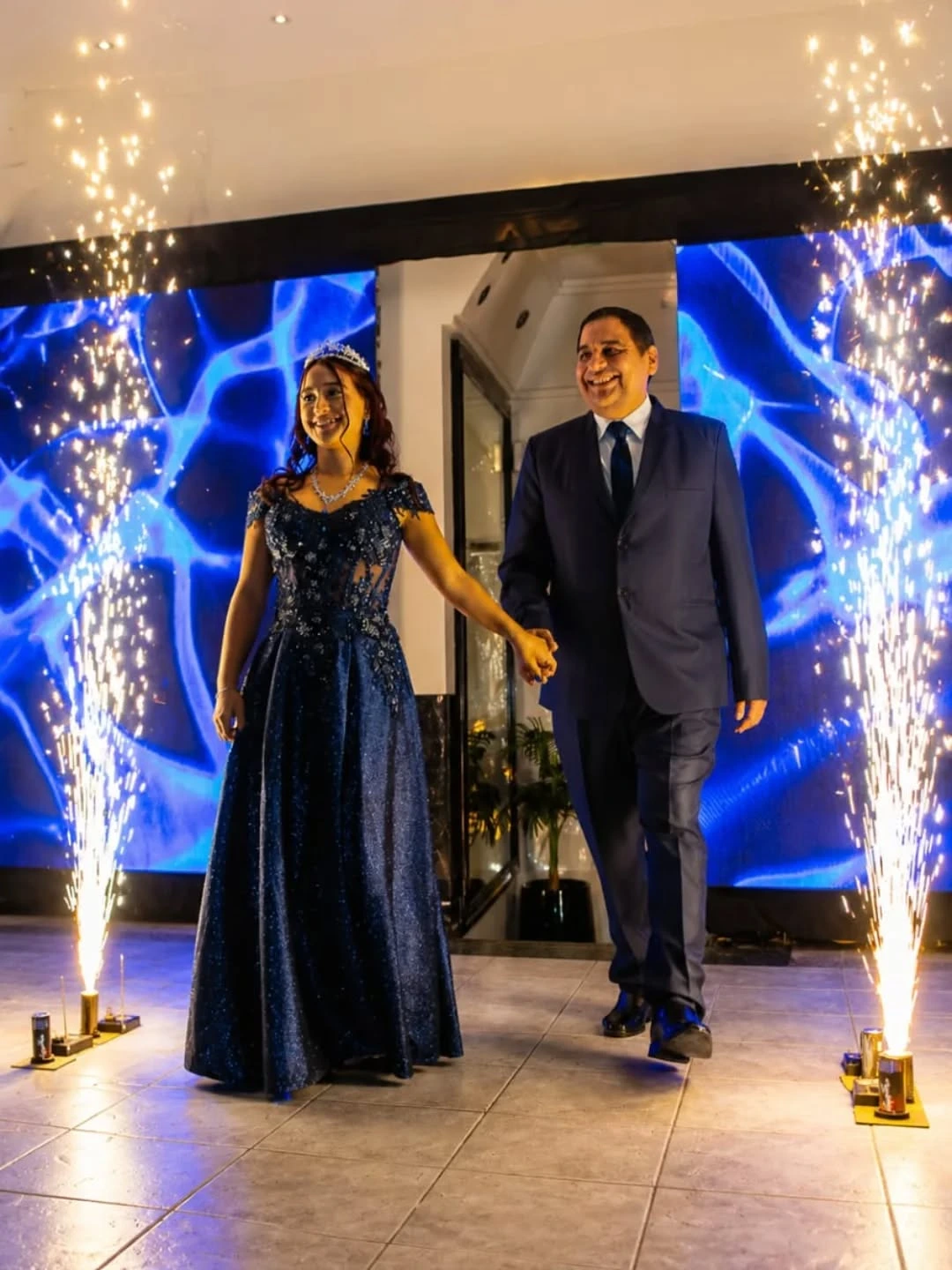 Entrada épica con chispas frías y pantalla LED durante una fiesta de 15 años en Eclipse Eventos