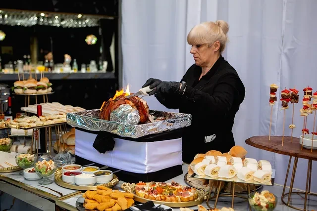 Mesa de catering con cocina de autor servida en un evento de Eclipse Eventos