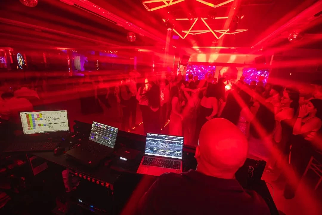 Pista de baile encendida con láseres rojos durante una fiesta en Eclipse Eventos