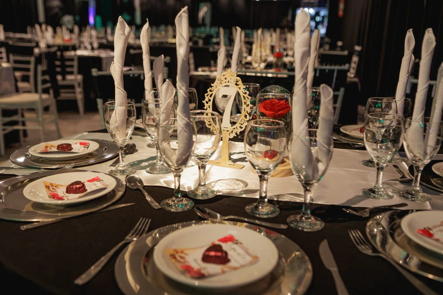 Mesa de recepción con centro de mesa temático y copas dispuestas para un evento de Eclipse Eventos