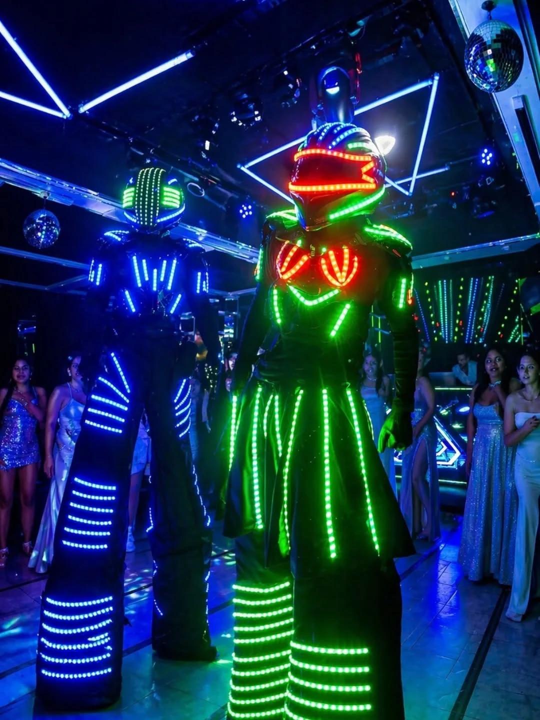 Robot LED gigante animando la pista durante una fiesta de 15 años en Eclipse Eventos