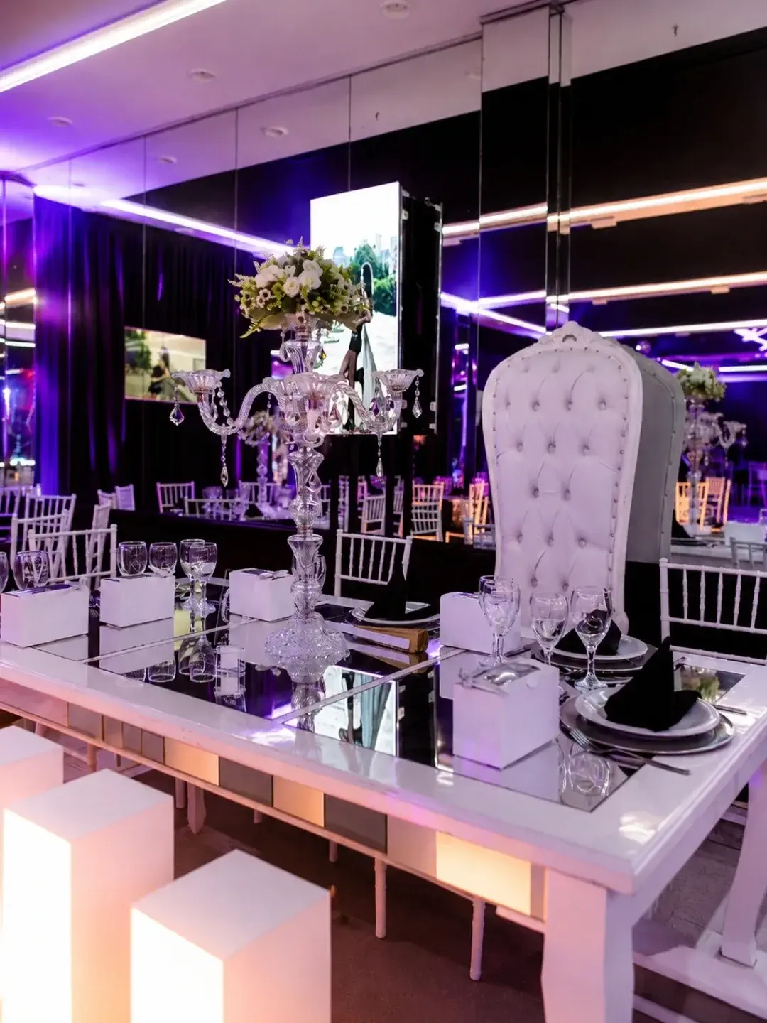 Mesa principal del salón Eclipse Eventos, ambientada para una fiesta de 15 años
