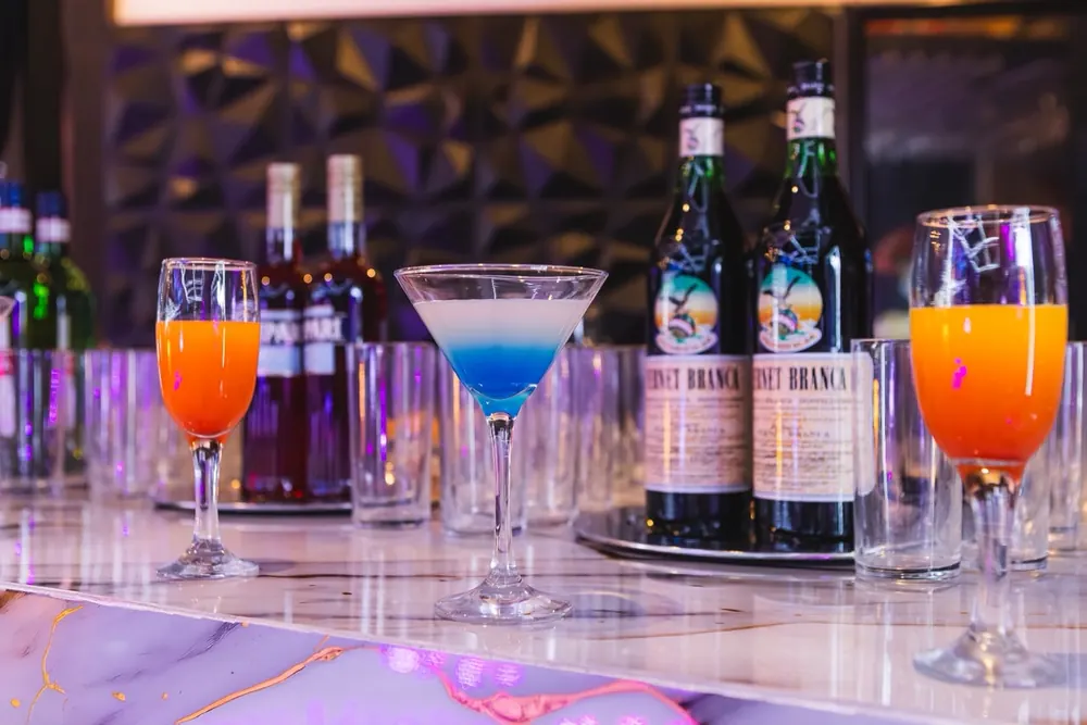 Barra de tragos con copas de colores en Eclipse Eventos