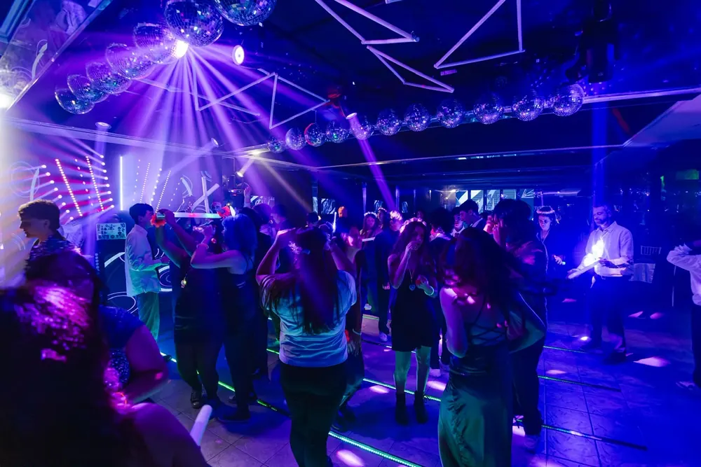 Pista de baile con espejos de disco y luces violetas en Eclipse Eventos