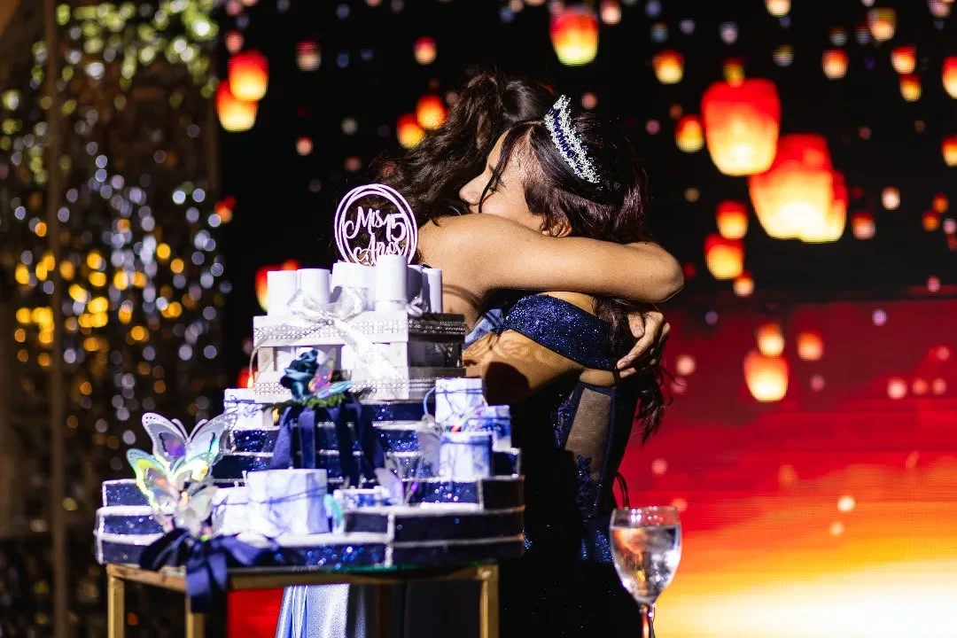 Emotivo abrazo durante la entrega de velas en una fiesta de 15 años en Eclipse Eventos